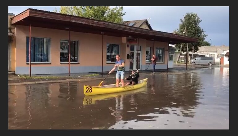 ВИДЕО: В Елгаве люди развлекаются, плавая на лодке по затопленным улицам