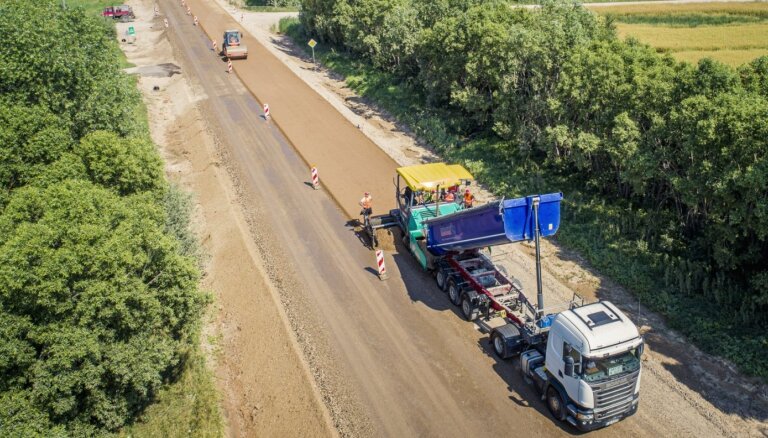 Būvdarbi turpinās 45 Latvijas ceļu posmos; aicina plānot papildu laiku ceļā