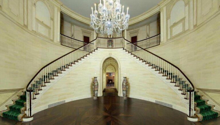 ФОТО: Золото и элегантные люстры. Загляните внутрь первого роскошного особняка Дональда и Иваны Трамп