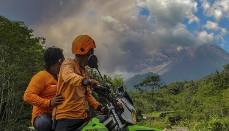 Indonēzijā izvirdis Merapi vulkāns