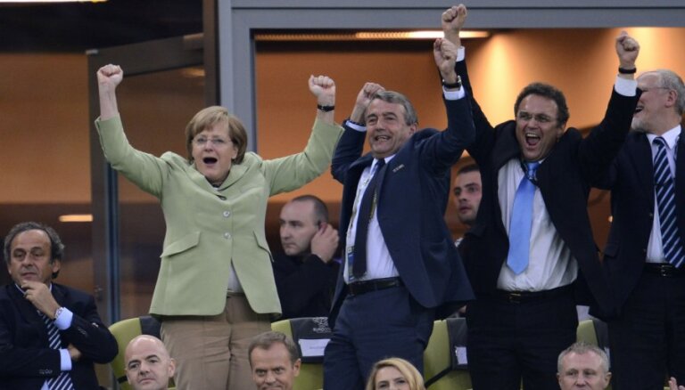 Меркель "сломалась" и может приехать в Киев на футбол