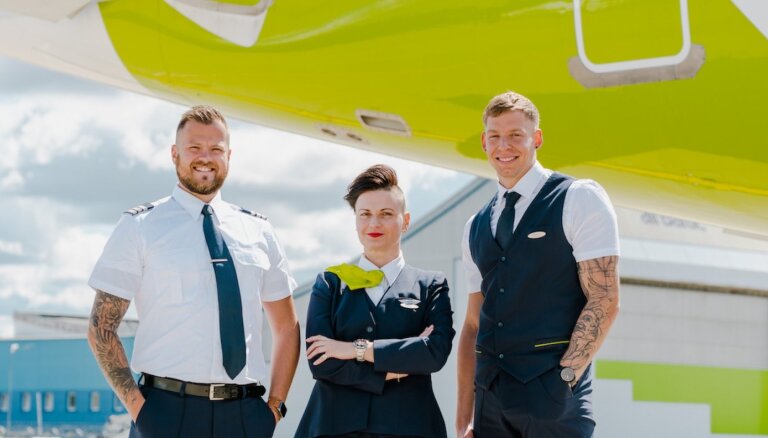 'airBaltic' maina formastērpu noteikumus, atļauj atklāt tetovējumus