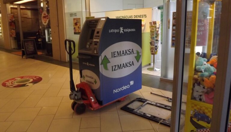 Par 16 500 eiro izsola 'Krājbankā' ieķīlātos buldozerus un kravas auto