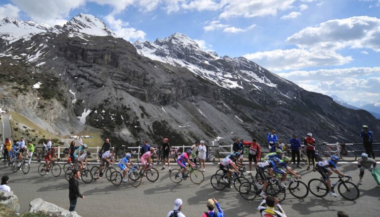 Beļģis de Gends uzvar 'Giro d'Italia' priekšpēdējā posmā; čempions vēl nav zināms
