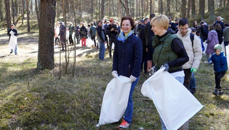 ФОТО. В Латвии - Большая толока. Президент провел субботник на Мангальсале