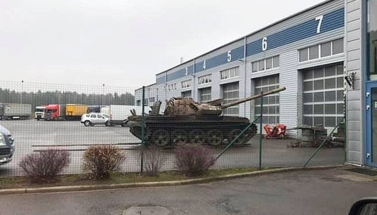 ФОТО: В автосервис в Елгаве прибыли советские танки