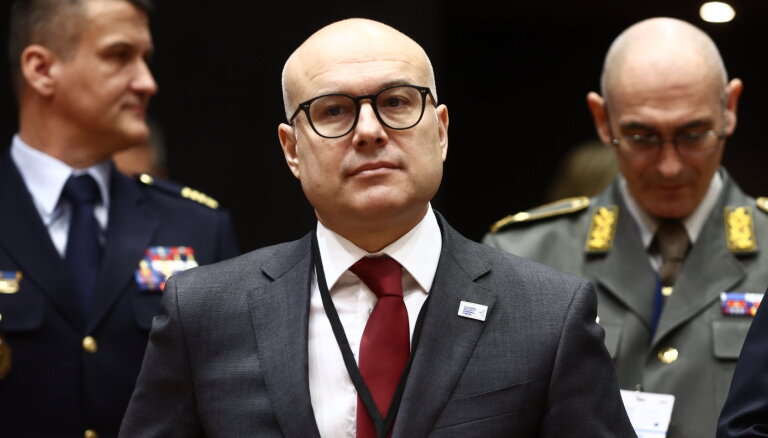 Президент Сербии ушел с поста главы правящей партии; его заменит министр обороны Вучевич