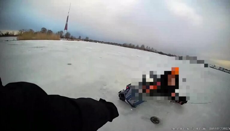 Video: Vīrietis Rīgā makšķerē aizlieguma zonā un policijas klātbūtnē ielūst ledū
