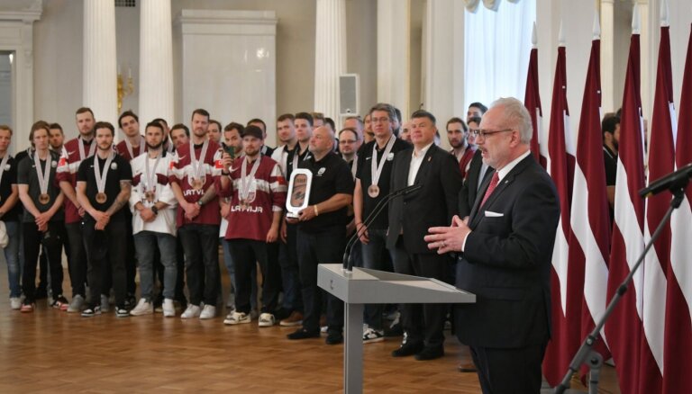 ФОТО, ВИДЕО. Уходящий президент Левитс принял хоккейную делегацию в Рижском замке