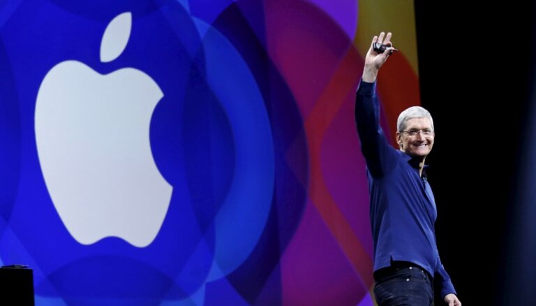 Главы Facebook и Apple поспорили о правах юзеров