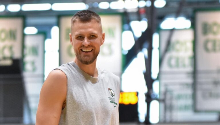 Foto, video: Porziņģis labā omā aizvada pirmo treniņu Bostonas 'Celtics' kreklā