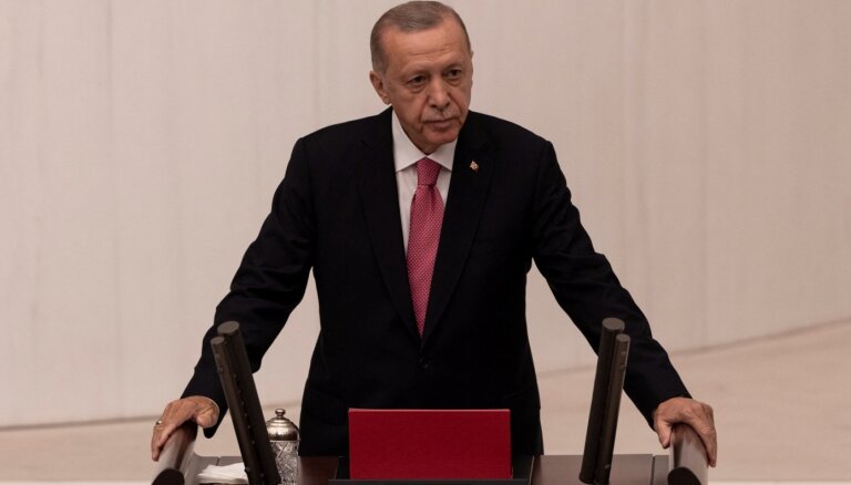 Erdogans inaugurēts trešajā termiņā Turcijas prezidenta amatā