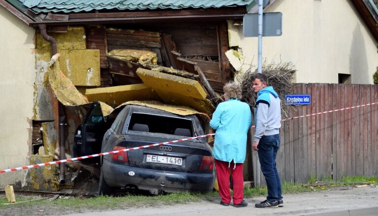 ДТП в Болдерае: машина врезалась в угол жилого дома, обрушив стену