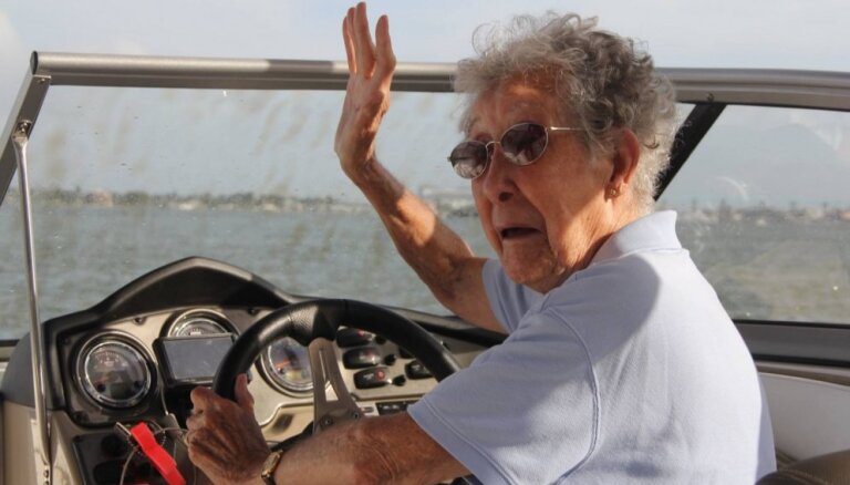 90 gadus veca kundze vēža terapijas vietā izvēlas pasaules apceļošanu