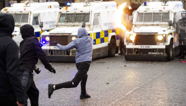 Ziemeļīrijā policija paaugstinātu terora draudu dēļ strādās pastiprinātā režīmā