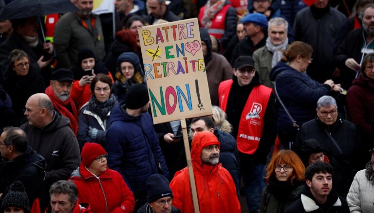 Francijā protestos pret pensiju reformu piedalās simtiem tūkstoši cilvēku
