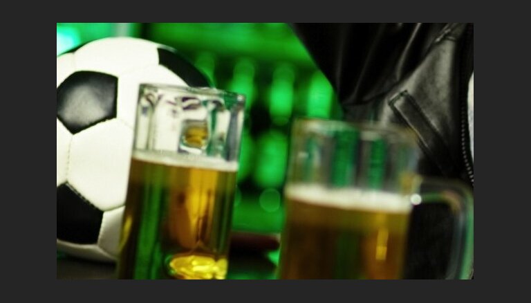 Angļu futbola faniem Pasaules kausa laikā iesaka neaizrauties ar alkoholu