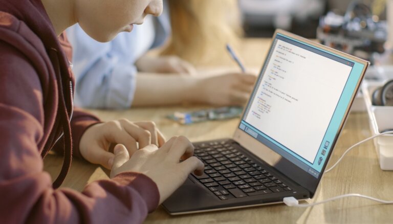 Pirmais programmēšanas eksāmens vidusskolām tiešsaistē – ar dažiem 'gļukiem'