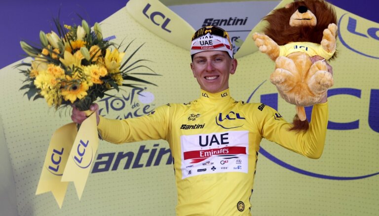Pogačars saglabā 'Tour de France' līdera statusu, kārtējā posmā uzvar dānis Korts