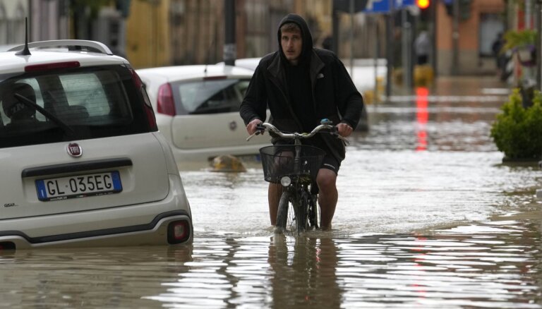 Foto: Itālijas ziemeļos lietavas izraisījušas pamatīgus plūdus; astoņi bojāgājušie