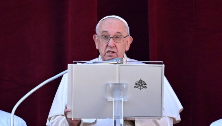 Папа римский Франциск попал в больницу с респираторной инфекцией