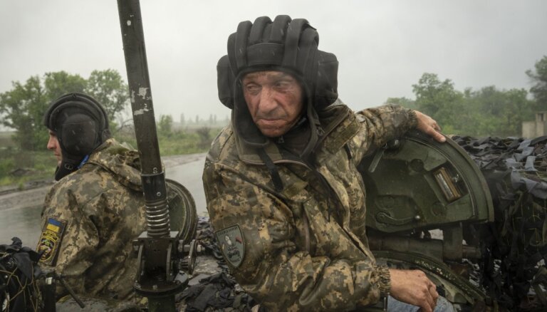 Ukrainas spēki meklē vājās vietas okupantu aizsardzībā, spriež britu ģenerālis