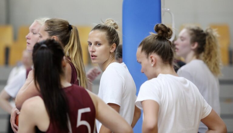 Latvijas sieviešu basketbola izlasē treniņnometni turpina 13 spēlētājas