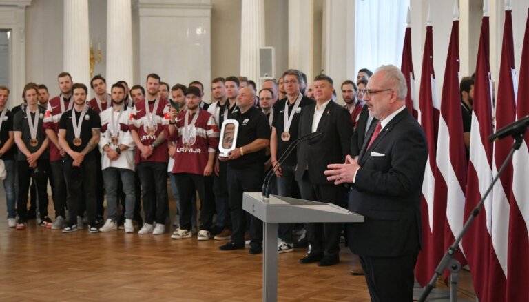 Foto: Latvijas hokeja izlase Rīgas pilī viesojas pie aizejošā prezidenta Levita