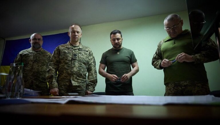 Kaujas Ukrainā: Zelenskis publicē foto ar ģenerāļiem pie kartes