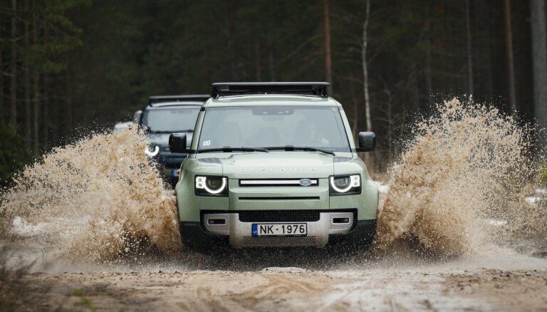 Jauno 'Land Rover Defender' karavāna izmēģinājusi apvidus braukšanu Vidzemē