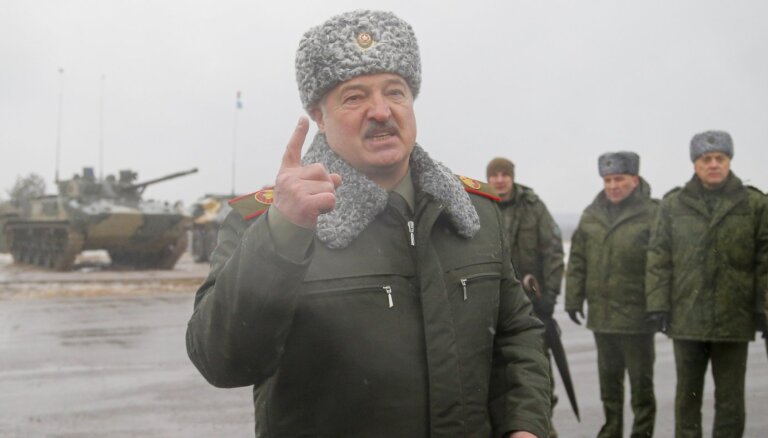 'Jūs ar mani vēl ļoti ilgi mocīsieties': Lukašenko komentē savu veselības stāvokli
