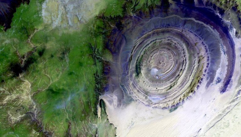 Visur vieni riņķi! 10 krāšņas ainavas no NASA Zemes observatorijas arhīva