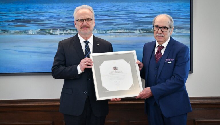 Valsts prezidents pasniedzis Cildinājuma rakstu diriģentam Aleksandram Viļumanim