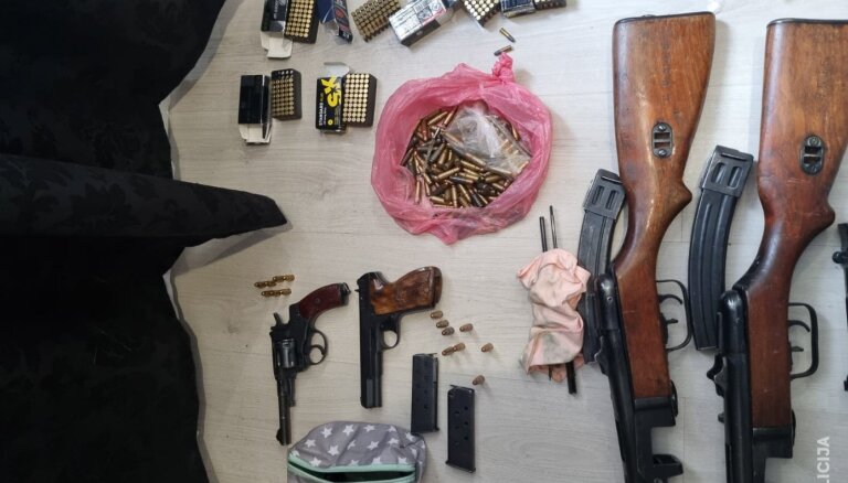 Foto: VP pie narkodīleriem atrod ieročus un vairākus kilogramus kokaīna