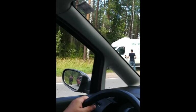 Video: Uz autoceļa Rīga-Ventspils sadūrušās trīs automašīnas; divi cietušie