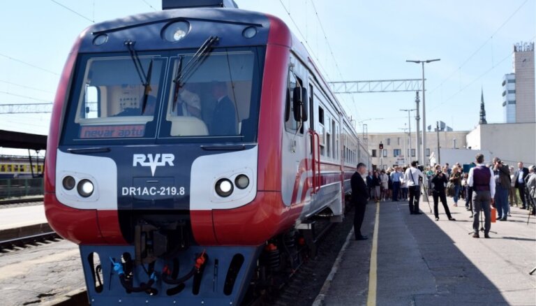 No Rīgas līdz Tallinai ar vilcienu: ilgs ceļojums ar nīkšanu stacijā