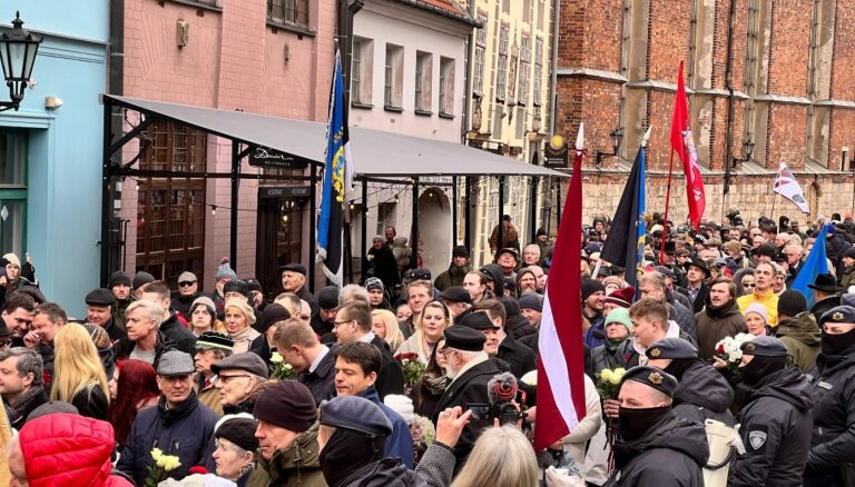 Reportāža: Leģionāru piemiņas gājiens Rīgā noritējis bez incidentiem