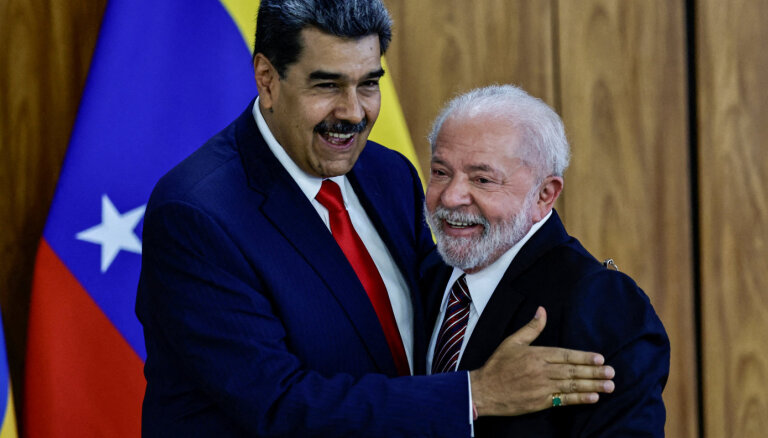 Lula sirsnīgi apskauj autokrātu Maduro, iezīmējot Brazīlijas-Venecuēlas attiecību uzlabošanos
