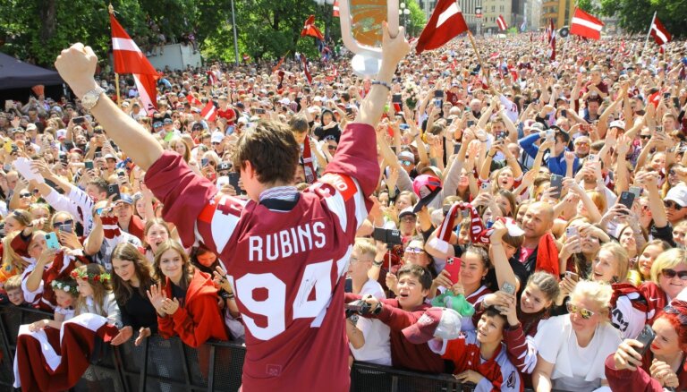 30 тысяч человек собрались у памятника Свободы на встречу с хоккеистами сборной