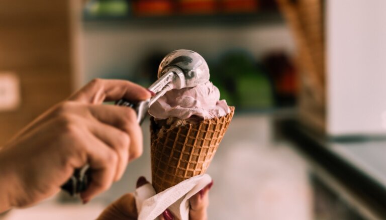 Kā sākusies vasaras sezona? Un kuras saldējuma garšas mīļākās? Stāsta mazie ražotāji