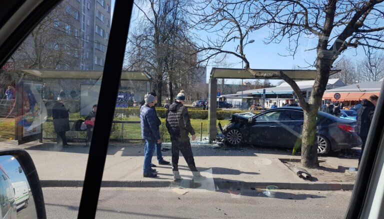 ФОТО: На улице Маскавас автомобиль врезался в остановку